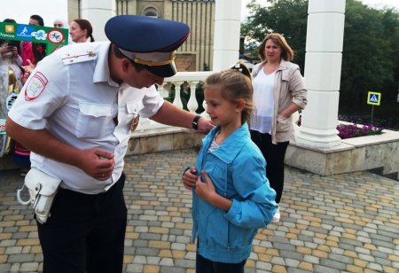 В курортной зоне Пятигорска туристы и отдыхающие приняли участие в фотопроекте по дорожной безопасности «ПДД объединяет!»