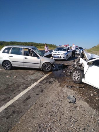 Под Минеральными Водами произошло лобовое столкновение двух легковушек