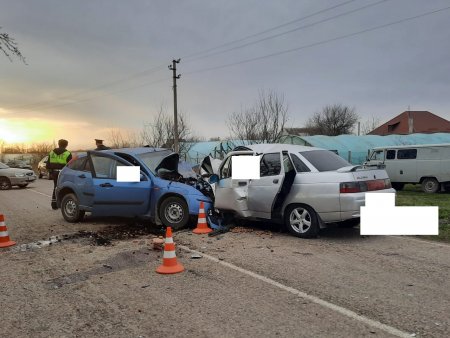 Три человека погибли в лобовом столкновении легковушек на Ставрополье