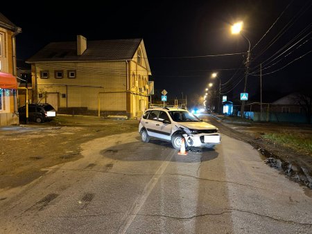 При столкновении дух отечественных легковушек пострадали три человека