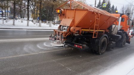 В Минераловодском округе продолжается работа по расчистке дорог от снега и наледи