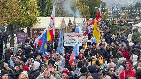 В Кисловодске делегации более 10 национальностей прошли в первом на Ставрополье этнопараде